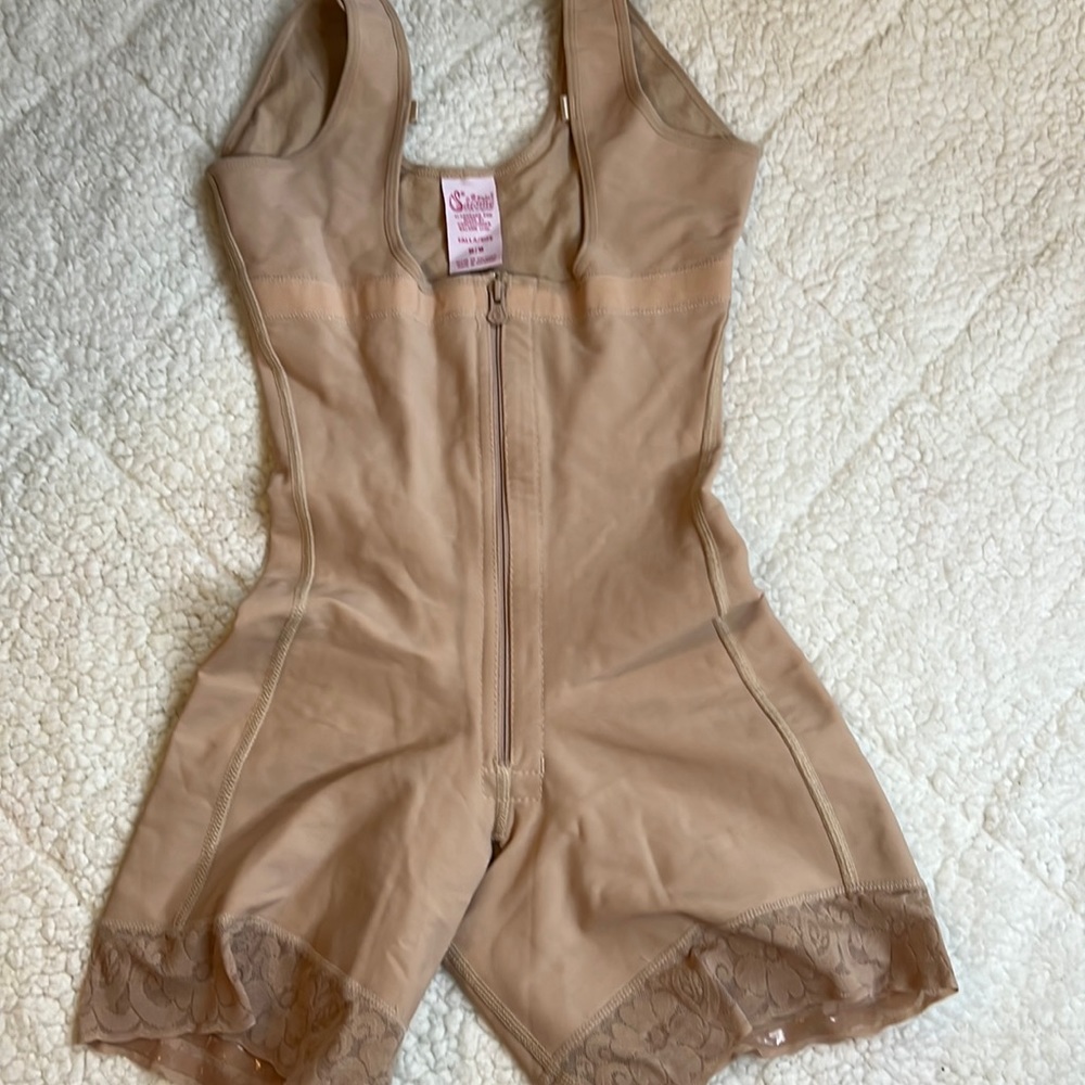 NWOT Colombian Faja, size Medium